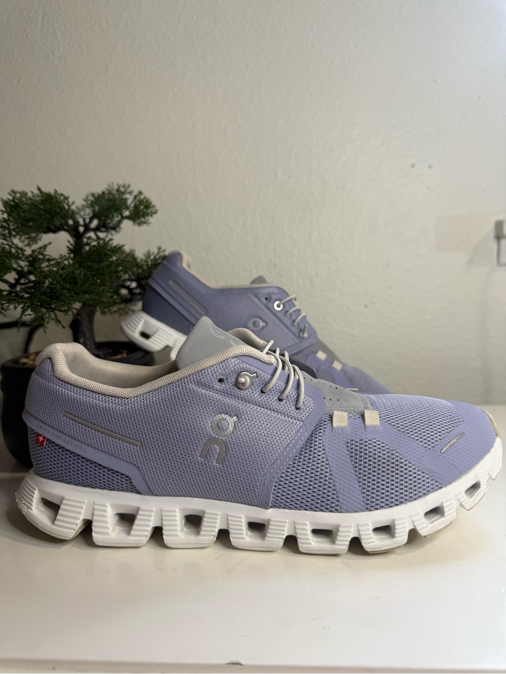 On Running cloud5 Women size 10.5 Sneakers in Lavender and White